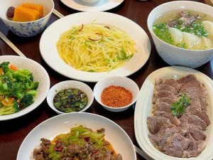 一家四口乱炖，营养丰富，味道鲜美，适合家庭聚餐