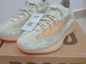 yeezy380 蜜桃粉和白色，脚感舒适，设计时尚，是高清精品中的佼佼者